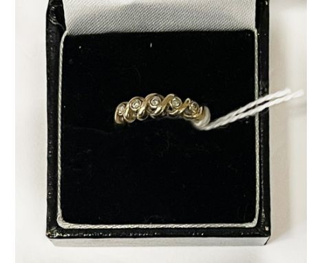 9CT GOLD RING - APPROX 2.6 GRAMS, APPROX 0.25 POINTS OF DIAMONDS - SIZE K