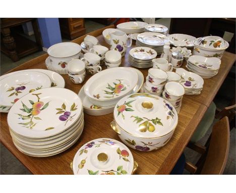 Large quantity of Royal Worcester 'Evesham'