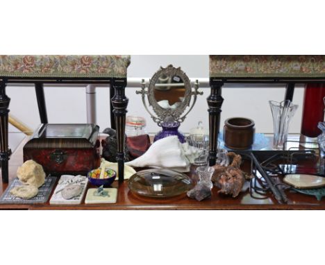 A gilt triple-panel free-standing dressing table mirror, 17” high; a polished wooden trinket box, 9½” wide; &amp; various dec