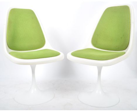 Eero Saarinen - Arkana / Knoll - Tulip - A pair of retro vintage 20th Century white dining chairs / side chairs having shaped