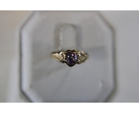 A 9ct gold amethyst heart ring size L 