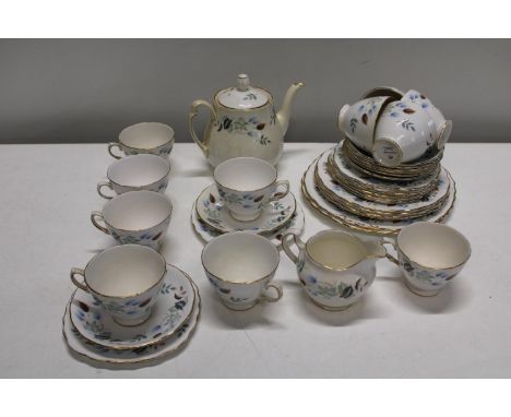 A Colclough tea service - 35pcs 