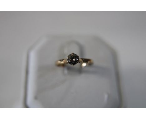 A 9ct gold solitaire ring size L 