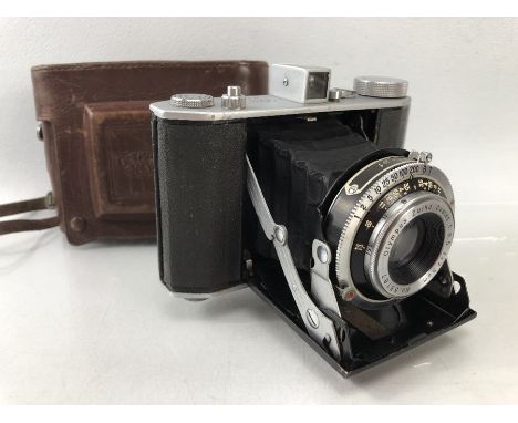 Olympus Six camera with Olympus Zuiko F/3.5 7.5cm lens.  Takes 6 x 6 and 4.5 x 6.  1948 - 1956.  With case. (A/F)