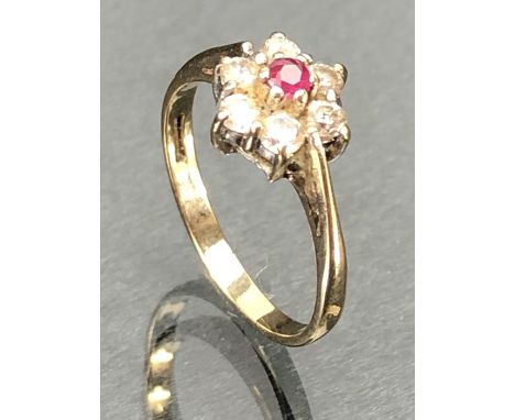 Daisy style hallmarked 9ct Gold ring size 'K'