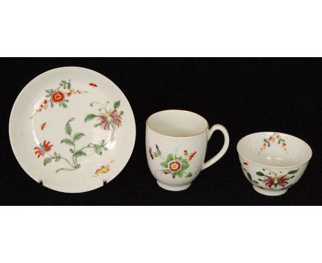 An early 19th Century Worcester teabowl and saucer decorated with enamel Chinoiserie flowers against a white ground, unmarked