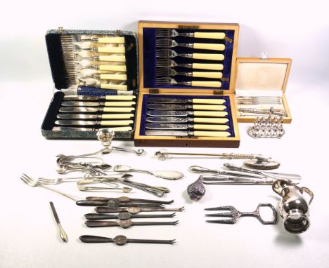 2 Silver handled button hooks, shoe horn, nail file, and a silver mounted nail buffer, (marks on all rubbed); set of 6 silver