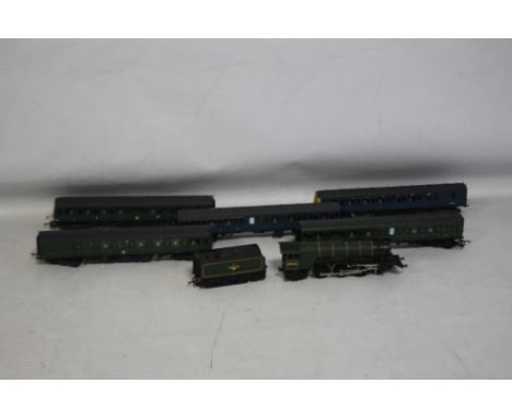 BOXED LIMA FLYING FOX STEAM LOCOMOTIVE (4-6-2) INCORRECT BOX OO GAUGE, plus five boxed Lima Railway Carriages.