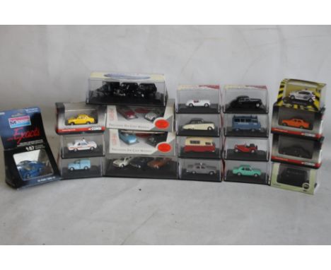 A BOX CONTAINING 20 X OO GAUGE CARS AND CAR SETS FROM THE OXFORD, EFE, Corgi and Scale Auto Rangers.