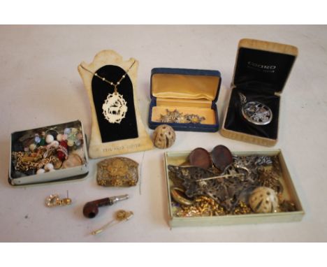 A CIGAR BOX OF VINTAGE COSTUME JEWELLERY, to include a brooch made from a nurse's buckle etc