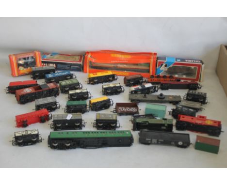 CIRCA THIRTY PIECES OF ROLLING STOCK, BOTH COVERED AND UNCOVERED to include wagons, mainly Hornby and Lima.