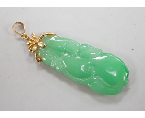 A Chinese yellow metal mounted carved jade pendant, overall 51mm.