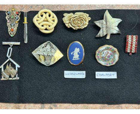 Collection of vintage pin brooches to include Coalport & Wedgwood 