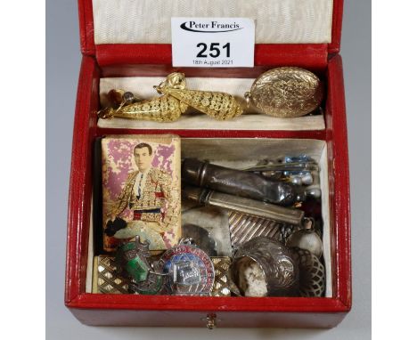 Leather jewellery box comprising assorted oddments to include gold plated lighter, silver vesta case, filigree drop earrings,