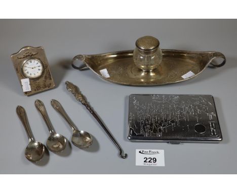 Georgian silver boat-shaped ink stand with glass inks inkwell and loop handles, engraved decoration, silver stand weighs 4.4 