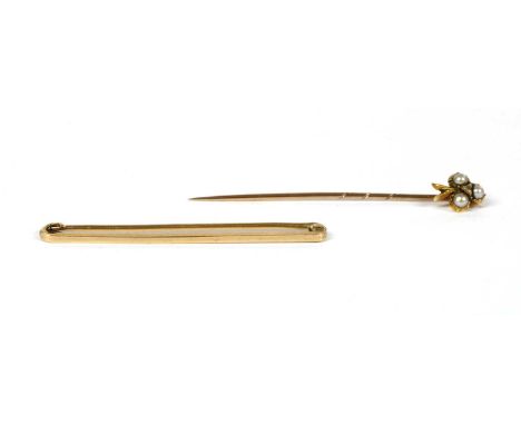 A plain gold bar brooch, marked 15c, 2.25g, together with a split pearl and diamond playing card club motif stick pin, with a