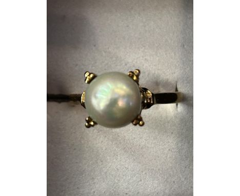 18ct Gold ring set with pearl Size M Weight 3.2g 