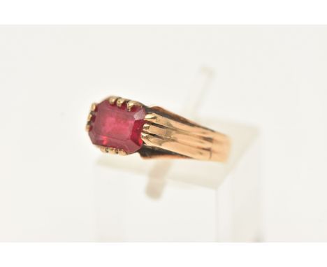 A MID 20TH CENTURY SYNTHETIC RUBY SINGLE STONE RING, set with a rectangular shape faceted synthetic ruby, within an extended 