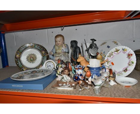 A GROUP OF VARIOUS CERAMIC ORNAMENTS FROM NAMED MANUFACTURERS to include a Beswick No. 1548 Labrador Solomon of Wendover yell