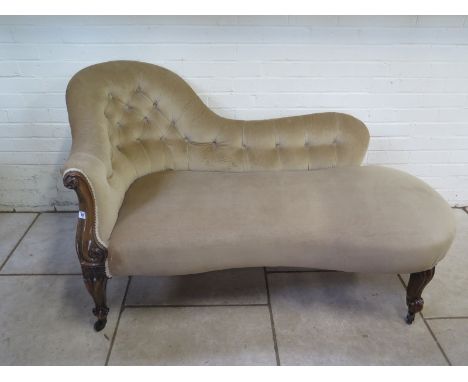 A Victorian walnut button back chaise longue on carved shaped legs, 150cm long, 85cm tall 