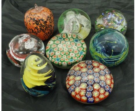 Thirty assorted paperweights to include Caithness "Daydreams" paperweight inscribed "R12854", a Mdina paperweight etc (30)
