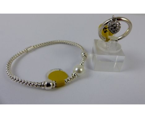 Sterling silver stretchable bracelet with synthetic pearl