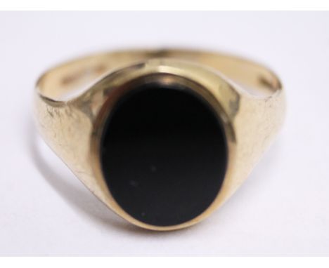 A 9ct gold blood stone ring. Gross wt. 2.7g. Size R