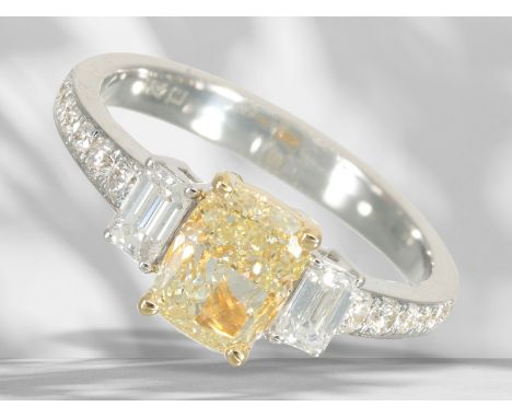 Ring: sehr hochwertiger, neuwertiger Diamantring, Mittelstein 1,5ct: Ca. Ø 17,5mm, RG 54, ca. 4g, 18K Weißgold, Fassung des M