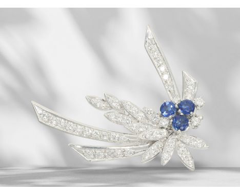 Brosche/Nadel: dekorative vintage Blütenbrosche aus 18K Weißgold mit Saphir und Brillantbesatz: Ca. 44 x 36mm, ca. 10g, 18K W