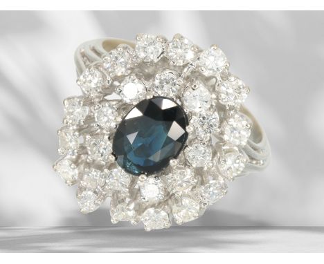 Ring: sehr dekorativer Saphir/Brillant-Goldschmiedering in Blütenform, ca. 2,6ct: Ca. Ø17mm, RG54, ca. 6,9g, 14K Weißgold, Ri