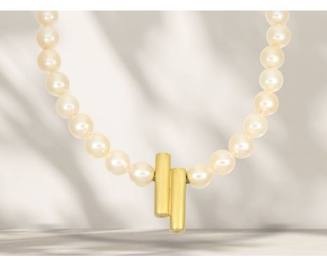Kette/Collier: schöne Zuchtperlenkette mit Mittelteil aus 900er Gold, Handarbeit: Ca. 49cm lang, einzeln geknotet, leicht cha