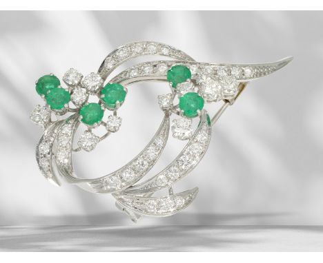 Brosche/Nadel: sehr attraktive vintage Schleifenbrosche mit Smaragd- und Brillantbesatz, ca. 3,2ct: Ca. 45 x 34mm, ca. 9,5g, 