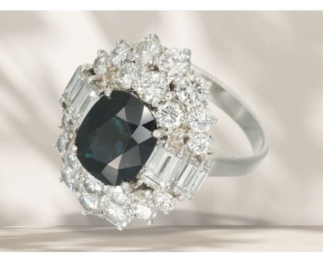 Ring: wertvoller, weißgoldener vintage Saphir/Brillant/Diamant-Blütenring, ca. 5,6ct, Saphir von ca. 3ct: Ca. Ø16mm, RG50, ca