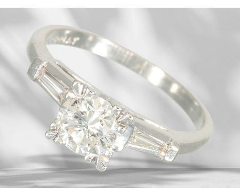 Ring: vintage Goldschmiedering aus Platin mit einen Brillanten von ca. 0,7ct sowie Trapez-Diamanten: Ca. Ø17mm, RG53, ca. 4,1