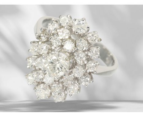 Ring: weißgoldener, dekorativer vintage Brillant-Blütenring, ca. 1,8ct Brillanten: Ca. Ø18mm, RG57, ca. 7,2g, 18K Weißgold, R
