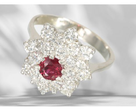Ring: sehr schöner vintage Rubin/Brillant-Blütenring, ca. 2,1ct: Ca. Ø17mm, RG53, ca. 5,2g, 18K Weißgold, klassischer, erhabe