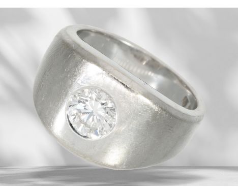 Ring: massiver und schwerer Solitär-Brillant-Goldschmiedering, schöner Brillant von ca. 1ct: Ca. Ø17mm, RG53, ca. 19,5g, 18K 