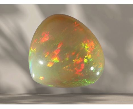Opal: außergewöhnlich großer und schöner Tropfen-Opal mit feinem Farbspiel, 40,64ct, Report: Ca. 23,6 x 25,25 x 13,28mm, 40,6