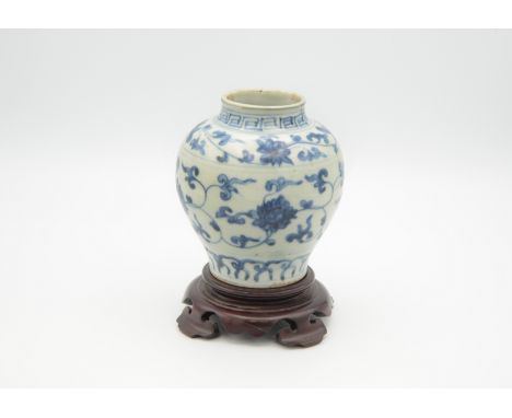 Painted with a band of classic lotus scroll, ’Chang ming fu gui’ four-character mark to the base, wooden standHeight: 11cmCon