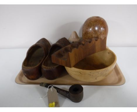 A tray containing wooden pieces and treen including fruitbowl, pipe and pipe rack, vase, wooden clogs, etc 