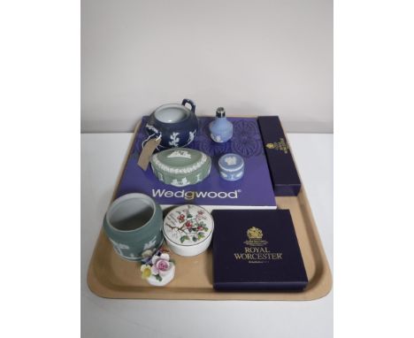 A tray containing boxed and unboxed Wedgwood Jasperware, boxed Royal Worcester cheese knife, a golden jubilee dish, Villeroy 