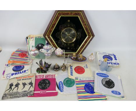 Lot comprising a wall clock, 45 rpm vinyl records including The Beatles, ceramics and other.