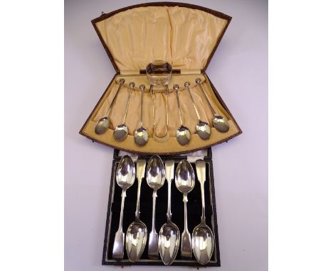 7 PIECE ART DECO TEASPOON &amp; SUGAR TONGS SET, CASED, Birmingham 1922, a single silver teaspoon and napkin ring and a quant