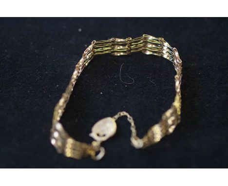 9ct Gold gate bracelet with safety chain &amp; heart shaped locket Weight 4.1g