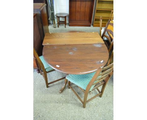 20TH CENTURY DARK ELM EXTENDING DINING TABLE (POSSIBLY ERCOL) AND THREE ACCOMPANYING CHAIRS, TABLE 109CM WIDE UNEXTENDED