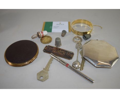 BOX VARIOUS MIXED WARES TO INCLUDE POWDER COMPACT, THIMBLE, CONDIMENT SPOON ETC