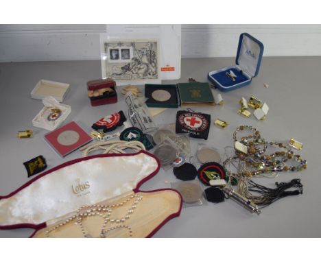 BOX OF MIXED ITEMS TO INCLUDE VARIOUS COSTUME JEWELLERY, LOTUS PEARL NECKLACE, COMMEMORATIVE CROWN TO INCLUDE FESTIVAL OF BRI