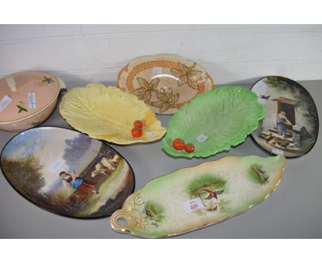 MIXED LOT: CERAMICS TO INCLUDE CARLTON WARE LEAF FORMED DISHES, PAIR OF OVAL PLATES DECORATED WITH RURAL SCENES, A POOLE POTT