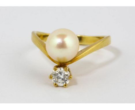 Pearl and diamond ring, set with a round brilliant cut diamond, estimated weight 0.41 carats, with a cream pearl with pink hu