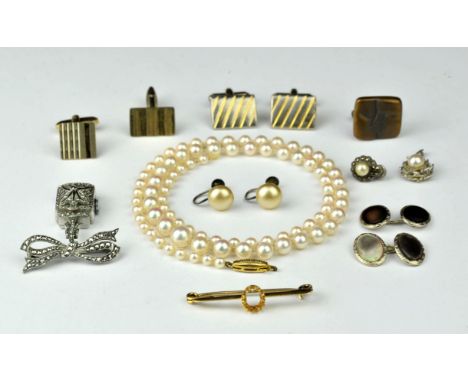 A collection of jewellery including a 14 ct bar brooch missing its stone, a broken string of pearls with a diamond set clasp,